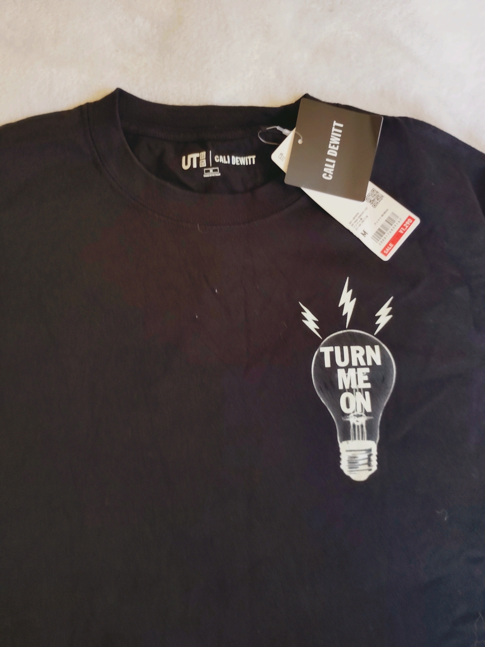 Uniqlo UT x Cali Dewitt Graphic Black TShirt ‘Turn Me On’ Lightbulb Design, M